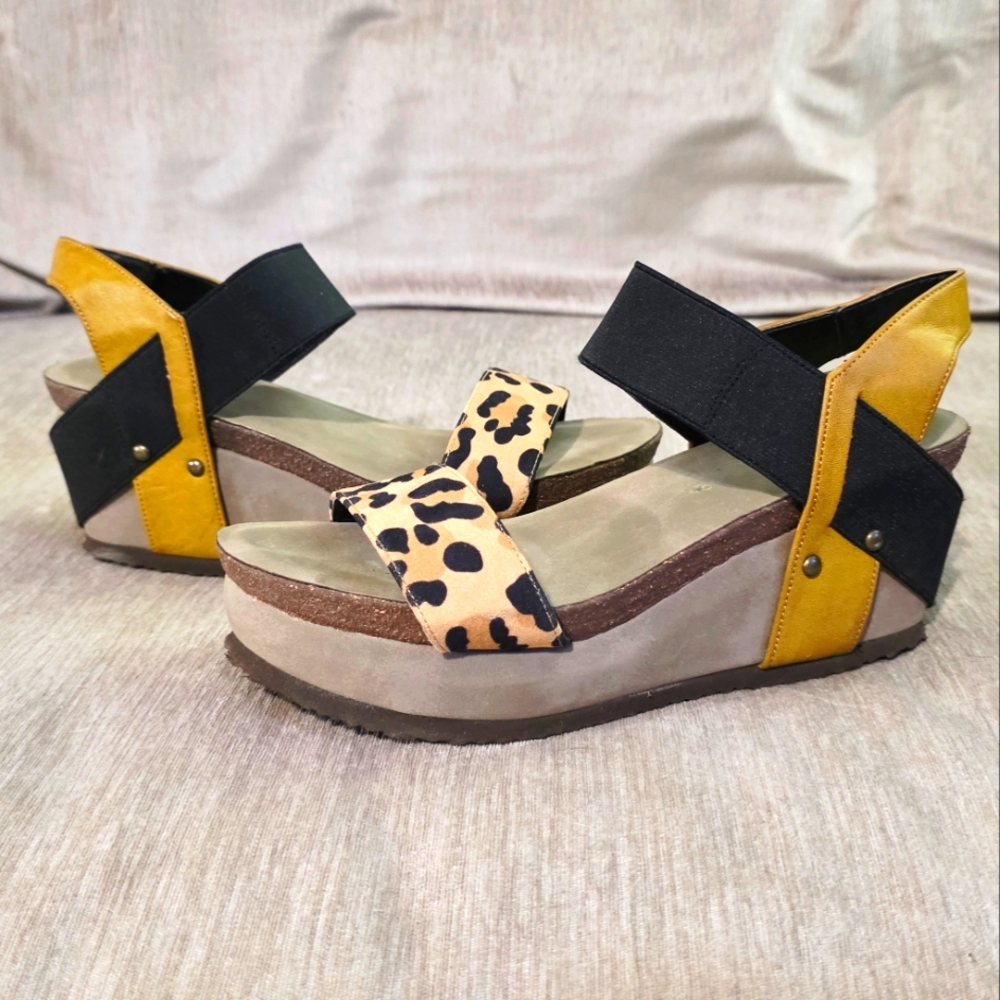 Stylish Axxiom Erika Hocus Pocus Leopard Print Wedge Sandals